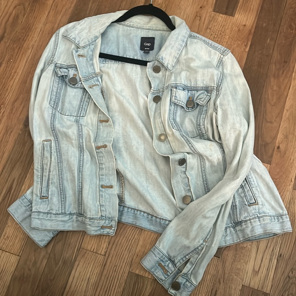 Light wash Jean jacket large gap